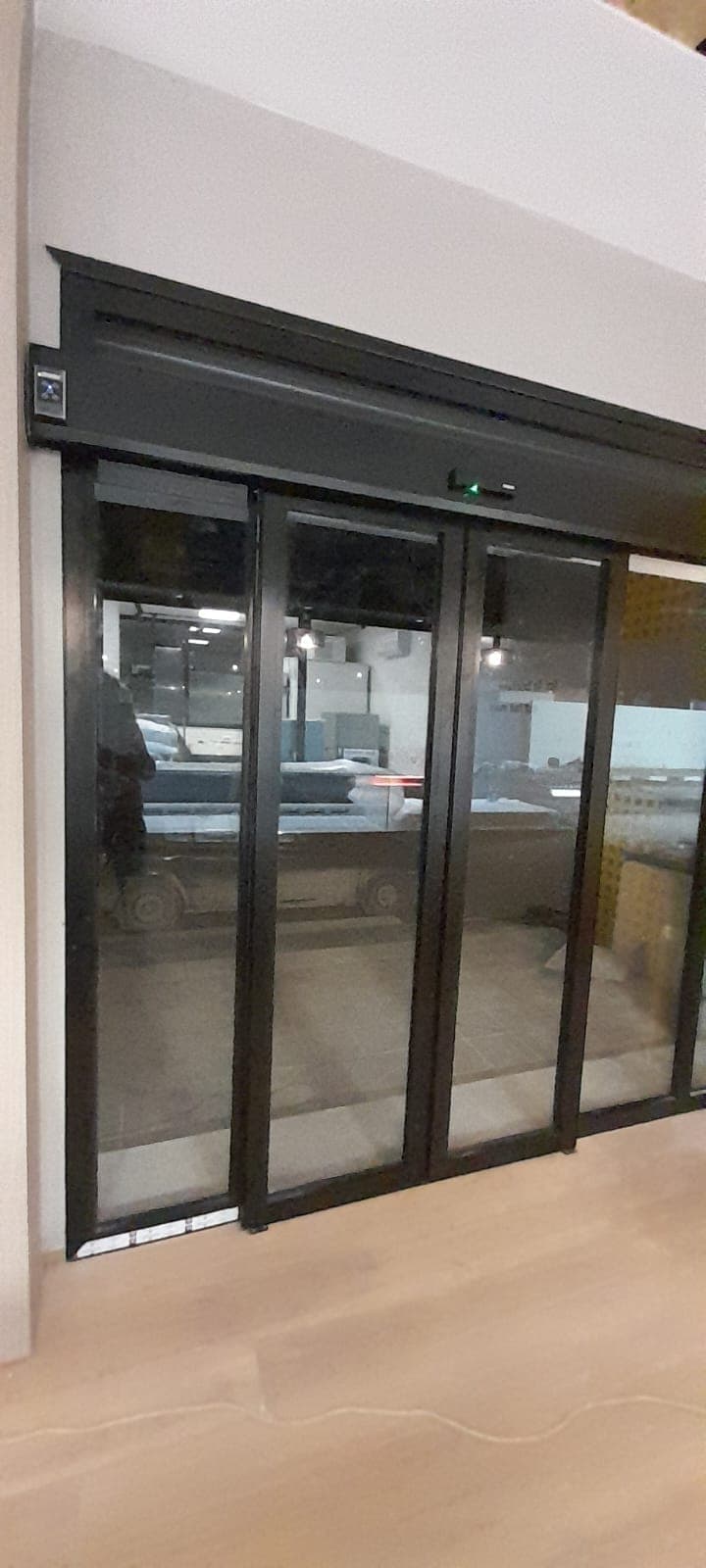Porte automatique coulissante — commerce — 2