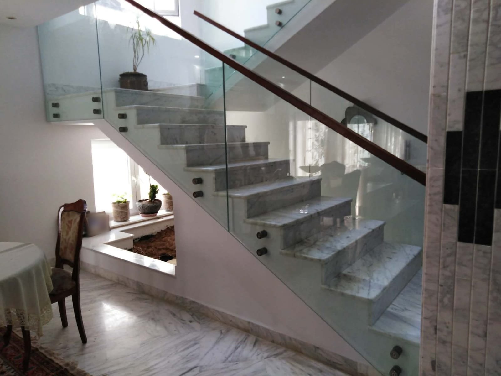 Garde-corps en verre — escalier en marbre