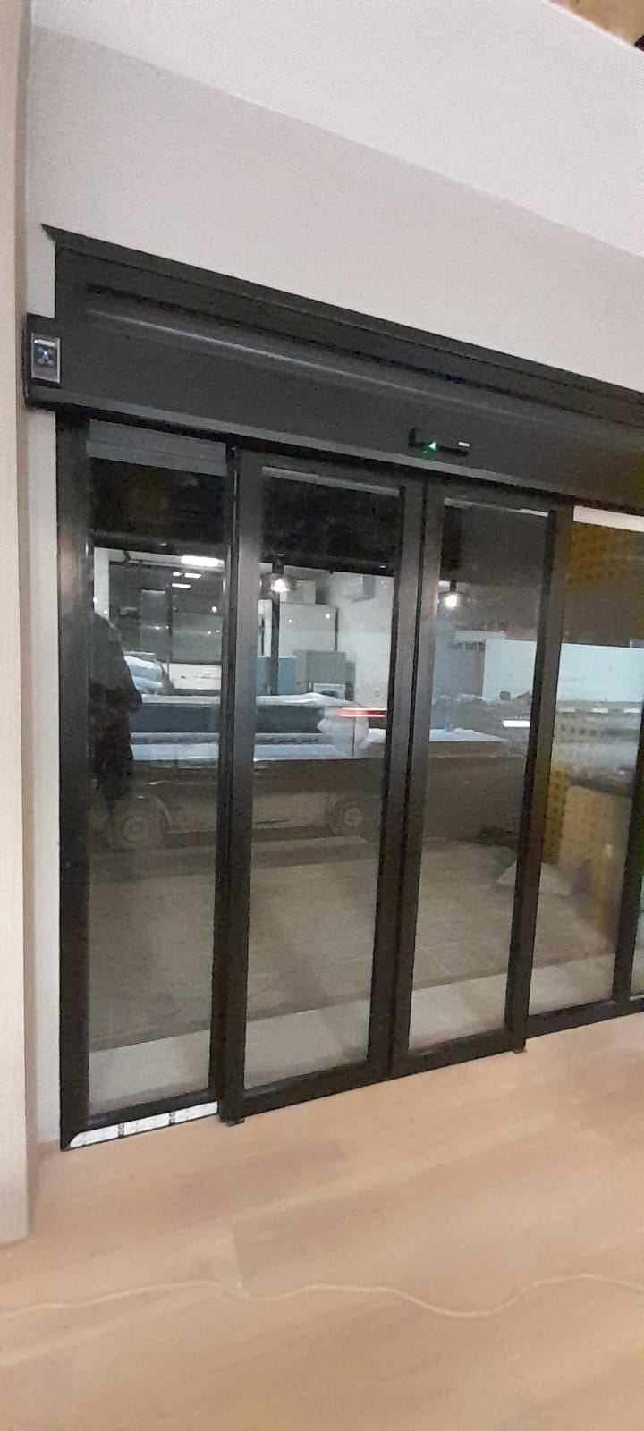 Porte automatique coulissante — commerce — 2